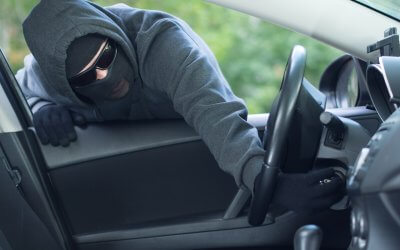 Cum iti protejezi masina de avarii si furt?