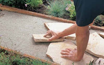 Cum puteți realiza pe cont propriu o potecă din piatră?