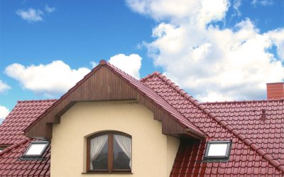 Pătrunderea apei prin scurgeri în acoperiș: o problemă comună