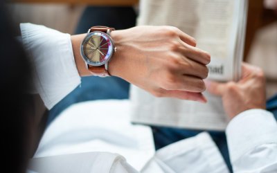 Cum pot proteja sticla ceasului de zgârieturi?