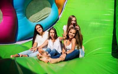 Cum se utilizează corect prelatele și covorașele de protecție la baza unui topogan gonflabil?