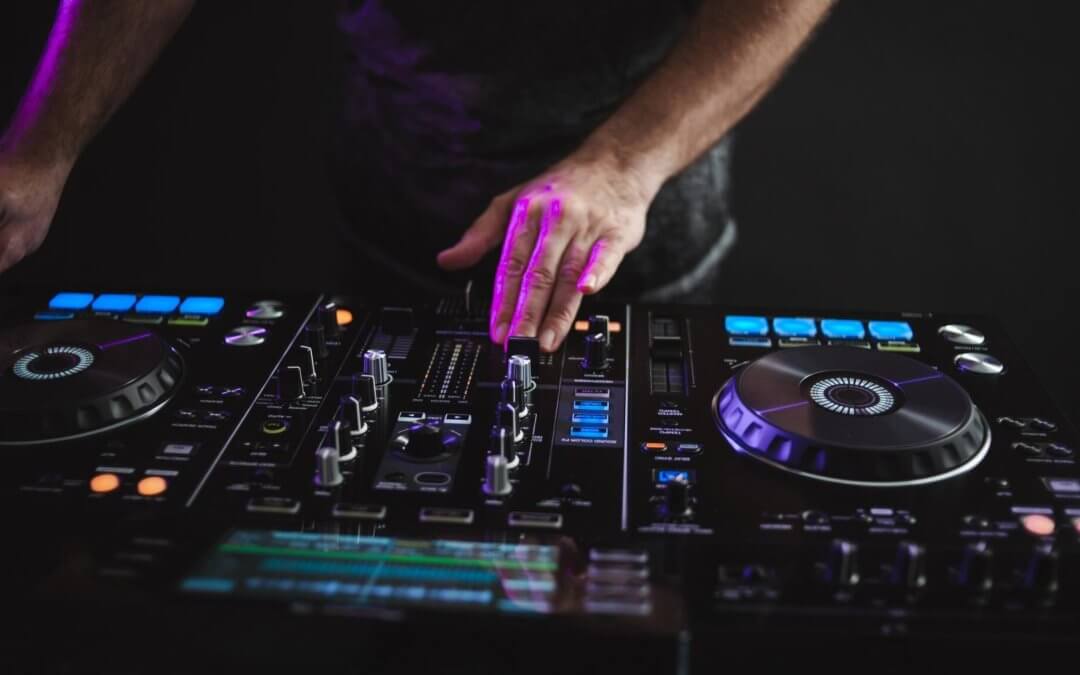 Playlist live sau DJ? Cum iei decizia corectă pentru petrecerea ta