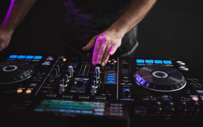 Playlist live sau DJ? Cum iei decizia corectă pentru petrecerea ta 1