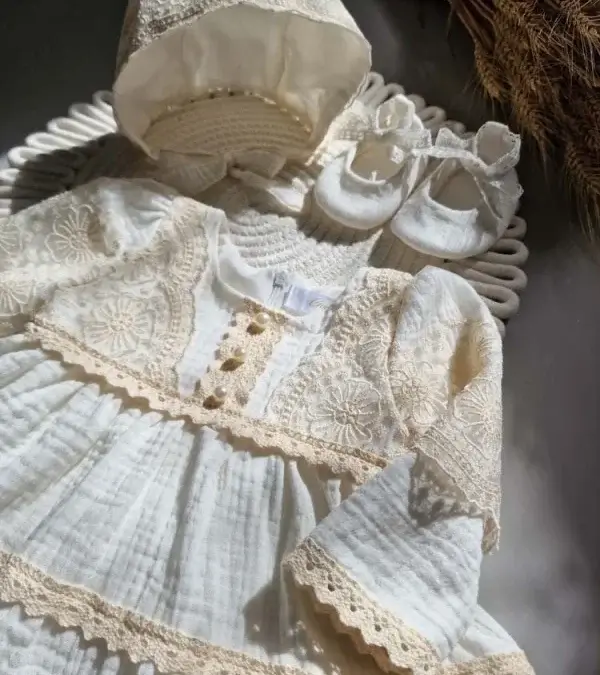 Idei ținute botez mamă – Ghid complet pentru o apariție elegantă, modernă și memorabilă